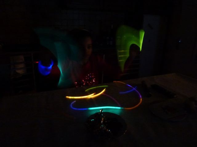 Sonia jouant avec des lumières