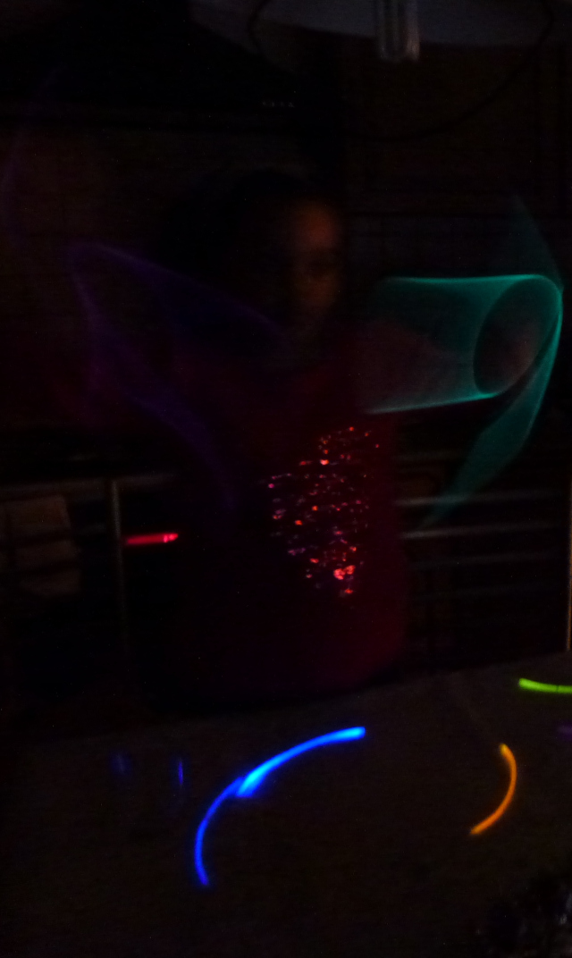 Sonia jouant avec des lumières
