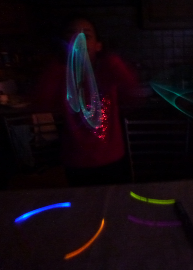 Sonia jouant avec des lumières