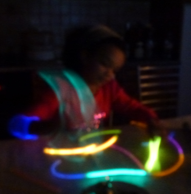 Sonia jouant avec des lumières