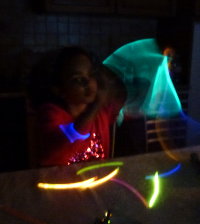 Sonia jouant avec des lumières