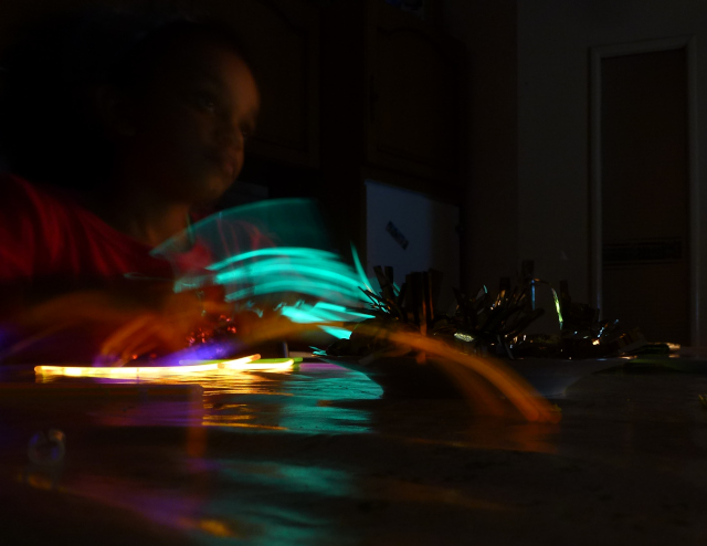 Sonia jouant avec des lumières