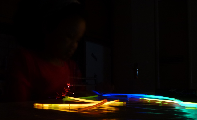 Sonia jouant avec des lumières