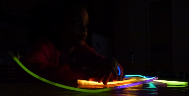 Sonia jouant avec des lumières