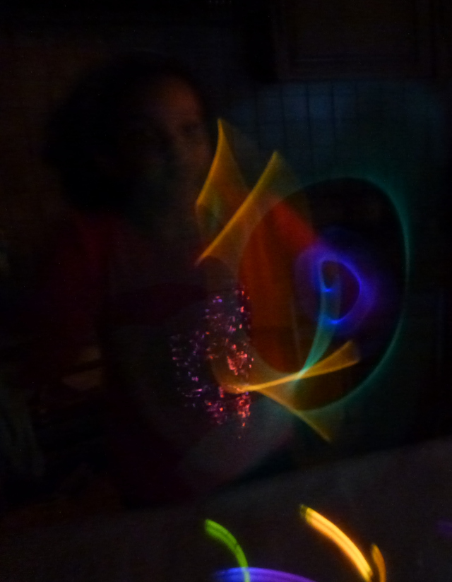 Sonia jouant avec des lumières