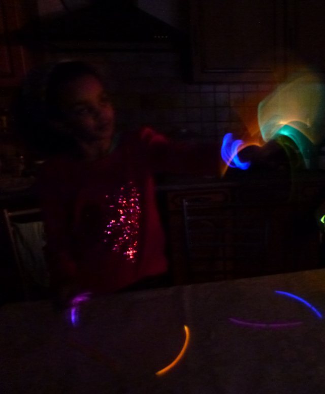 Sonia jouant avec des lumières