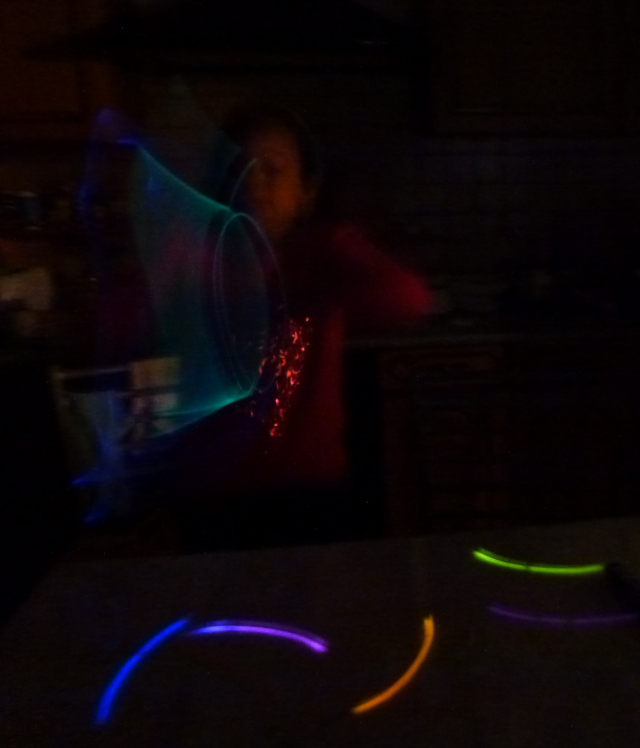 Sonia jouant avec des lumières