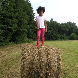 Sonia sur une botte de foin