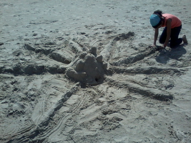 Sonia sculptant une pieuvre