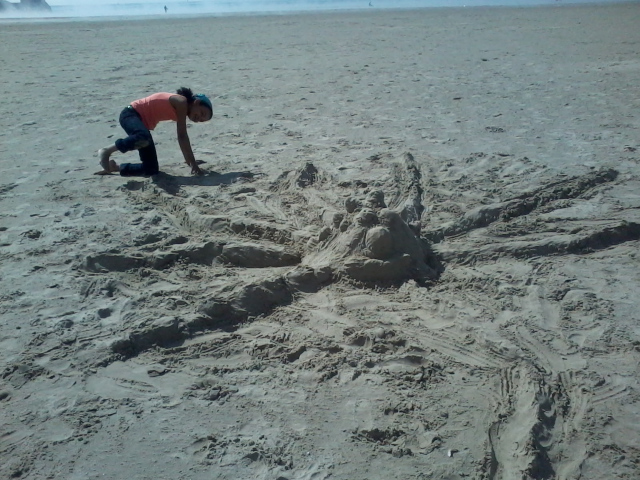 Sonia sculptant une pieuvre